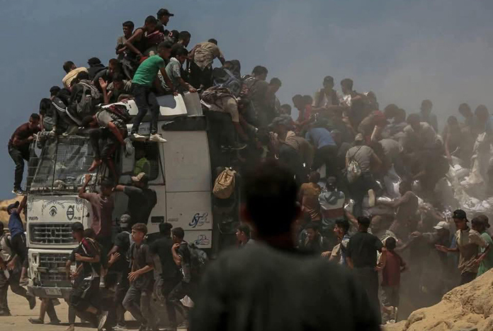 Large numbers of people trying to get aid at the Al Nabulsi crossing in Gaza City.